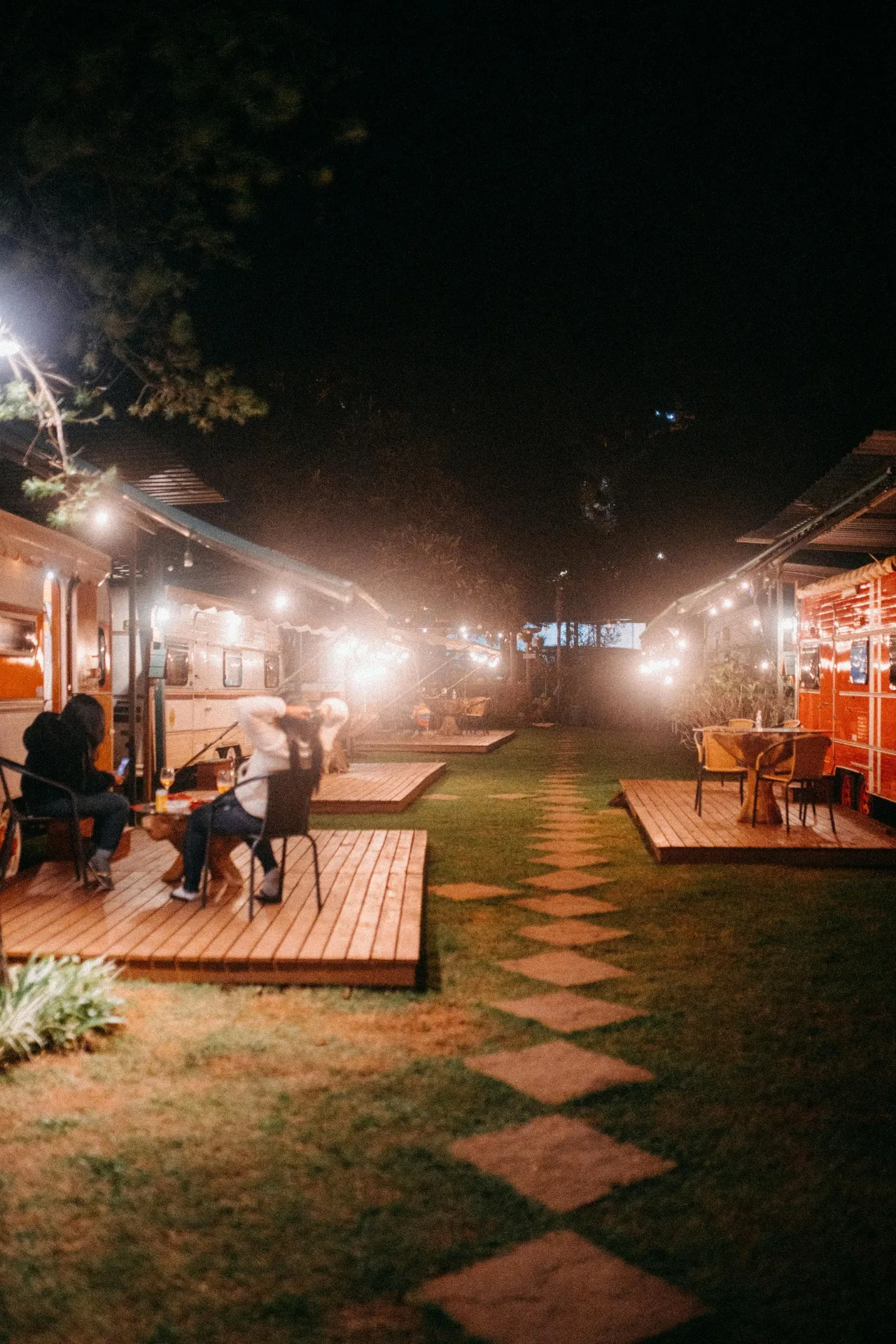 ウッドデッキをコンテナホテルやフードトラックに設置して集客力と快適空間を両立する方法