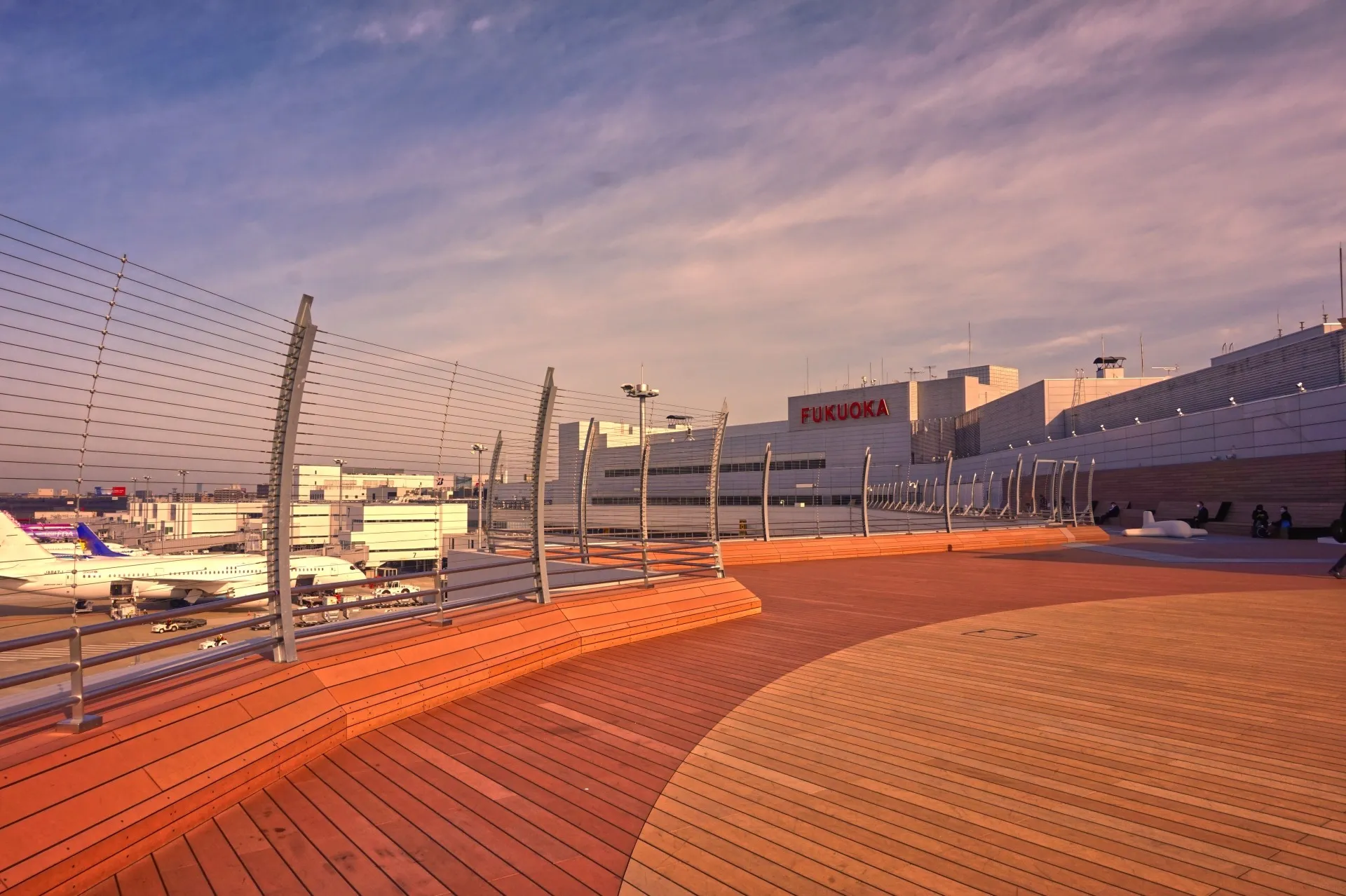 株式会社タンセイのウッドデッキは空港やサービスエリアなどの公共施設に多く使用されています