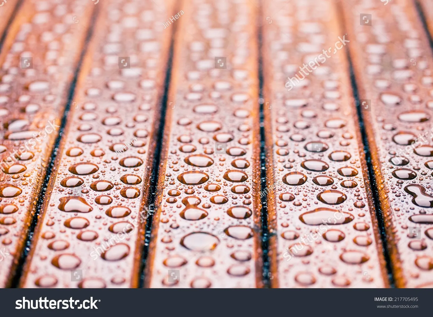 ウッドデッキの美観保持に役立つ雨対策とDIYメンテナンス術