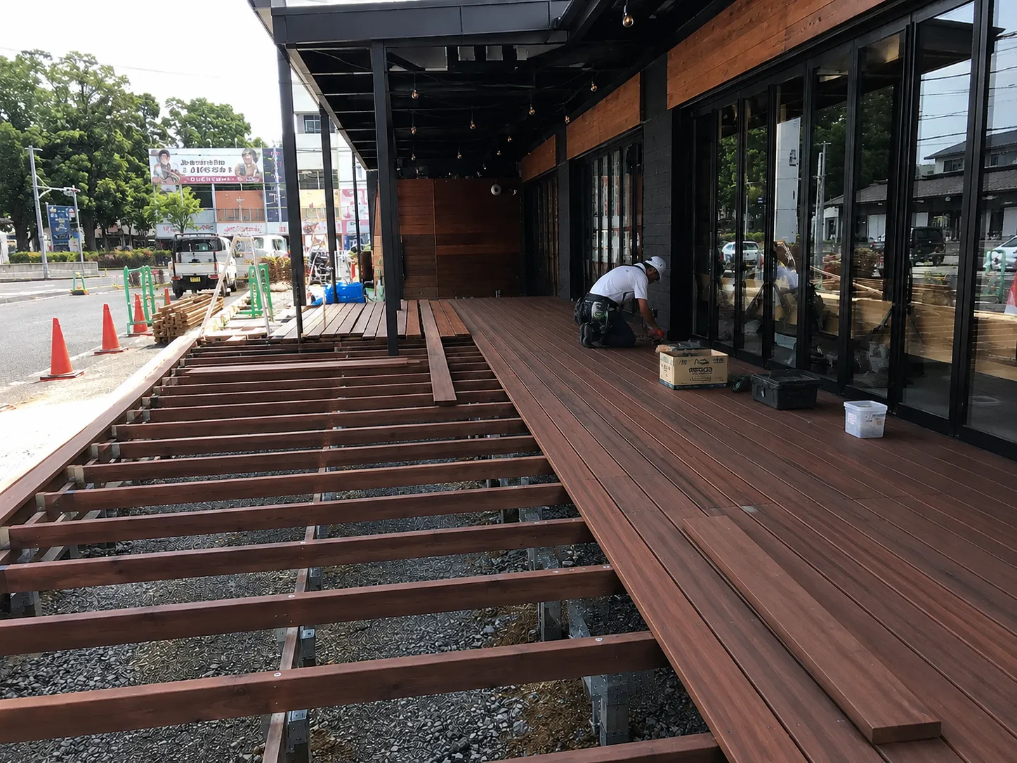 株式会社タンセイの大阪、名古屋、千葉営業所にてウッドデッキ工事をお手伝いしています